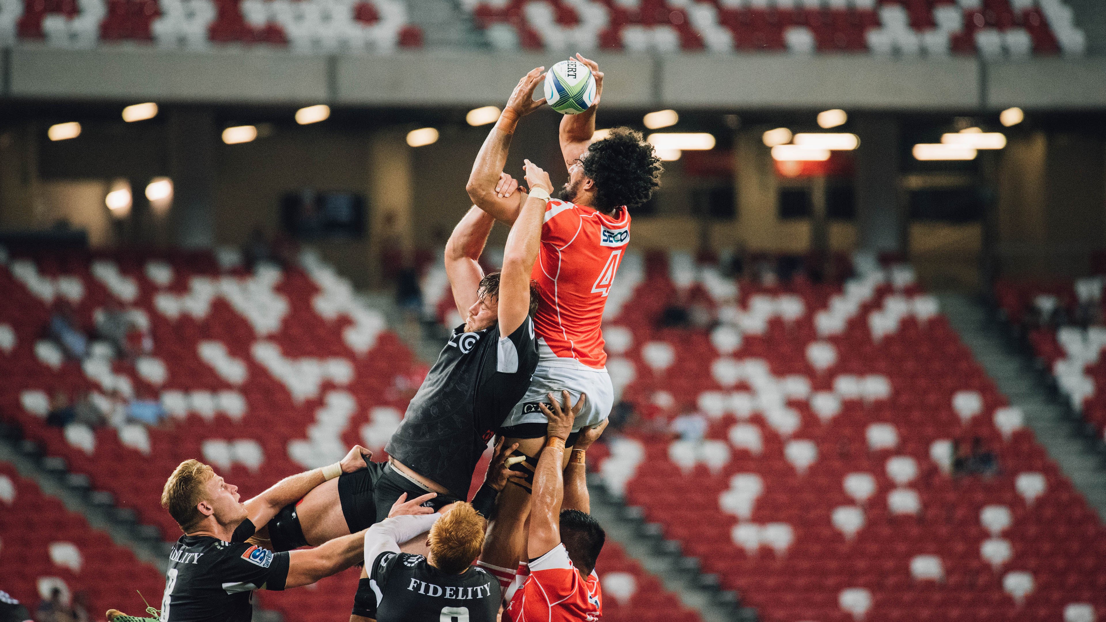 莱万多夫斯基迎来十赛季高光表现,巴黎圣日耳曼球迷沸腾!